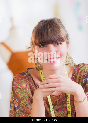 Stati Uniti d'America, New Jersey, Jersey City, ritratto di donna sorridente designer di moda Foto Stock