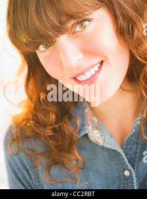 Ritratto di sorridente giovane donna Foto Stock