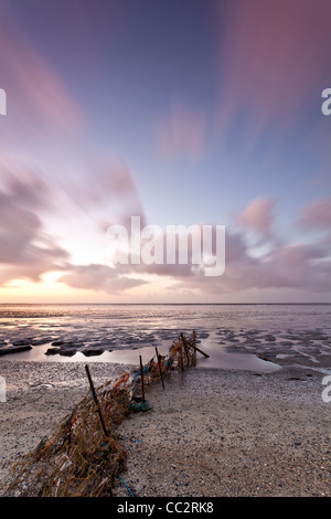 Nuvole sopra il mare di Wadden provenienti dal Nord Foto Stock