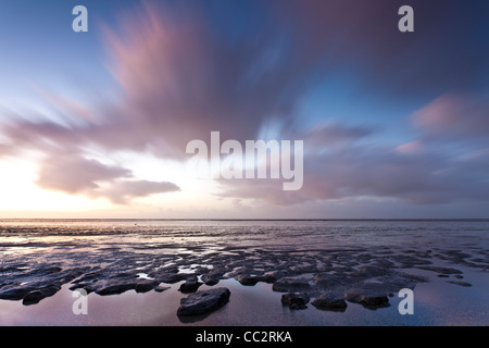 Nuvole sopra il mare di Wadden provenienti dal Nord Foto Stock