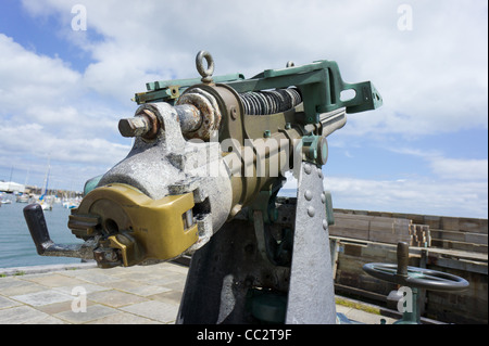 La prima guerra mondiale la pistola nel porto di Scarborough North Yorkshire, Inghilterra Foto Stock