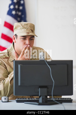 Stati Uniti d'America, New Jersey, Jersey City, uomo che indossa uniforme militare soffiando bacio al monitor Foto Stock