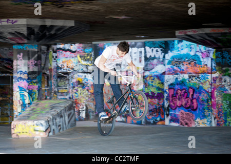 Adolescente esegue il trucco di acrobazie su una BMX bike Foto Stock