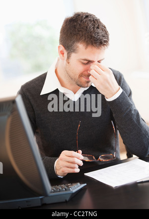 Stati Uniti d'America, New Jersey, Jersey City, Ritratto di uomo in ufficio Foto Stock