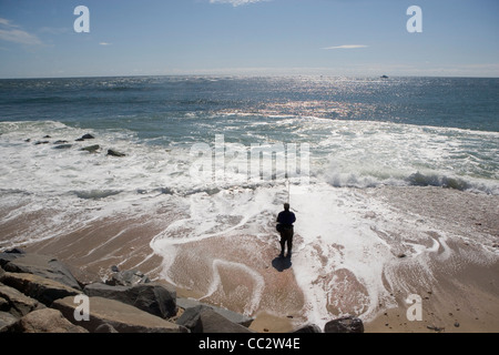 Stati Uniti d'America, New York, Long Island, Montaurk, uomo pesca in mare Foto Stock