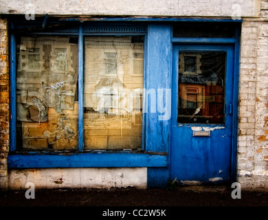 Blue derelitti porta del negozio Foto Stock