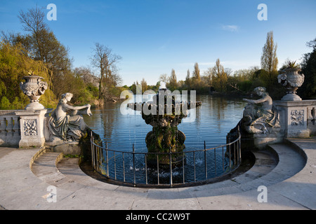 Fontana nel giardino italiano in cima alla lunga acqua, Hyde Park, Londra. Foto Stock