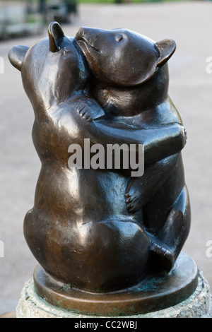 Abbracciando porta per celebrare l'ottantesimo anniversario della metropolitana Fontana potabile e Bestiame Associazione trogolo, Hyde Park. Foto Stock