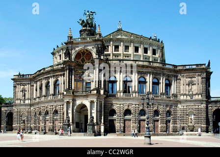 Opera house Semperoper a piazza del teatro a Dresda. Foto Stock