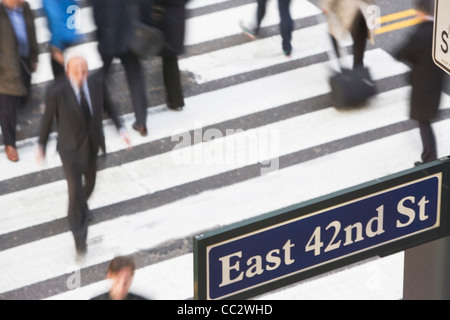 Stati Uniti d'America, New York City, Manhattan, 42nd street, i pedoni sulle strisce pedonali Foto Stock