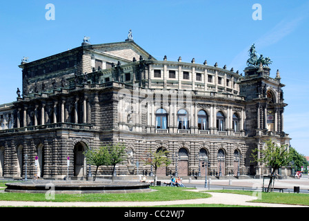 Opera house Semperoper a piazza del teatro a Dresda. Foto Stock