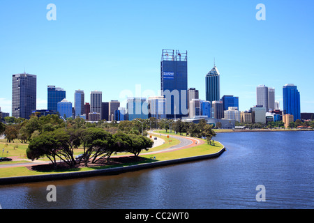 Lo skyline di Perth e il fiume Swan dal Narrows Bridge WA Ausrtralia occidentale Foto Stock