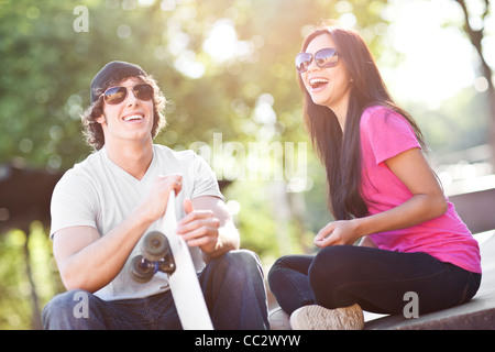 Stati Uniti d'America, Washington, Seattle, giovani multi-razziale matura in posa con lo skateboard Foto Stock