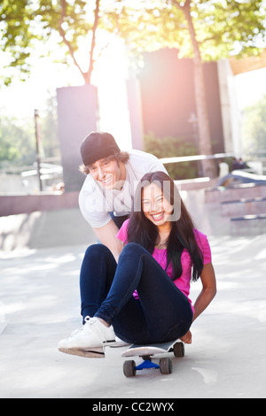 Stati Uniti d'America, Washington, Seattle, giovani multi-razziale giovane giocare con lo skateboard Foto Stock