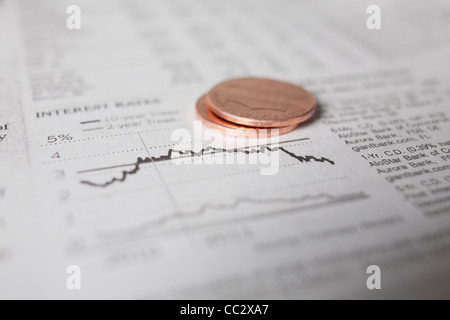 Studio shot di monete sul quotidiano finanziario Foto Stock