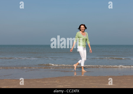 I Paesi Bassi, Domburg, donna sulla spiaggia Foto Stock