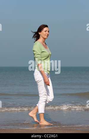 I Paesi Bassi, Domburg, donna sulla spiaggia Foto Stock