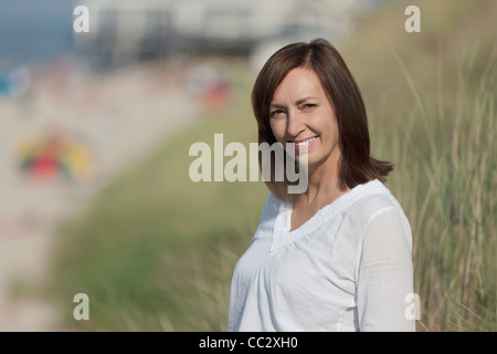 I Paesi Bassi, Domburg, ritratto di donna sulla spiaggia Foto Stock