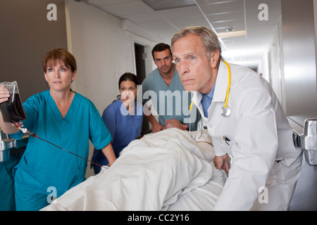 Stati Uniti d'America, Arizona, Phoenix, un team di medici wheeling in paziente Foto Stock