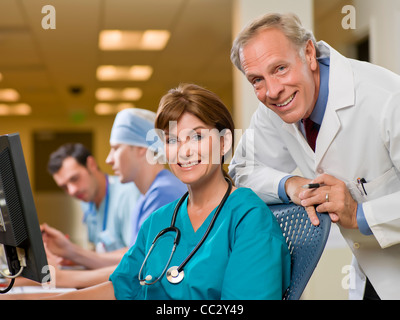 Stati Uniti d'America, Arizona, Phoenix, ritratto del chirurgo femmina e maschio di medico Foto Stock