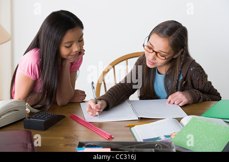 Stati Uniti, California, Los Angeles, Suore (8-9, 10-11) svolgendo compiti Foto Stock