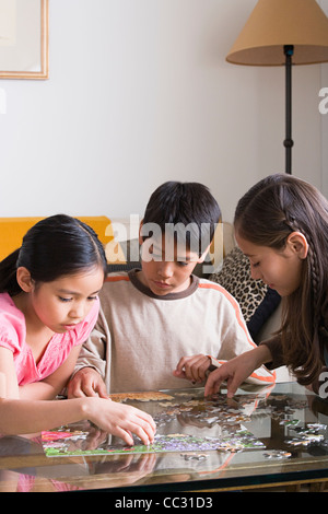 Stati Uniti, California, Los Angeles, Bambini (8-9, 10-11) giocando con puzzle Foto Stock