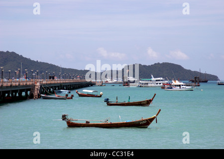 Un gruppo di pesca e le imbarcazioni turistiche sono vincolati fino nei pressi di un molo in Chalong Bay, Isola di Phuket, Tailandia. Foto Stock