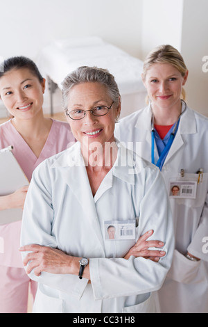 Stati Uniti, California, Los Angeles, ritratto di tre sorridente medici di sesso femminile Foto Stock