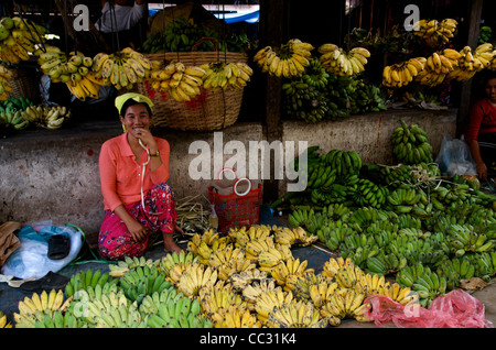 Timido venditore di banane/negoziante in un mercato all'aperto, mercato di Kampot, Kampot, Cambogia. Agosto 2008. © Kraig Lieb Foto Stock
