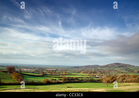 Una vista della Blackmore Vale e Duncliffe collina da San Giacomo comune del vicino a Shaftesbury nel Dorset. Foto Stock