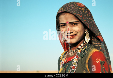 Ritratto di una ragazza appartenente ad un gruppo di intoccabili al momento del Diwali, la festa indù delle luci ( India) Foto Stock