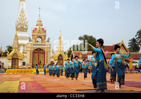 Ballerini in tradizionale abito Isan eseguire nella parte anteriore del Wat Phra That Phnom. Che Phnom, Nakhon Phnom provincia, Thailandia Foto Stock