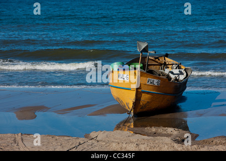 Barca da pesca sulla spiaggia in Rewal, il polacco della costa occidentale del Mar Baltico. Foto Stock