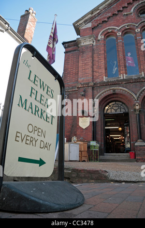 Segno esterno di Lewes il Mercato delle Pulci (un convertito vecchia cappella metodista) in Lewes, East Sussex, Regno Unito. Foto Stock