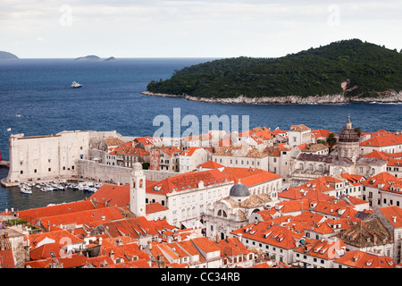 Vista panoramica su Dubrovnik Città Vecchia e isola di Lokrum sul Mare Adriatico in Croazia Foto Stock