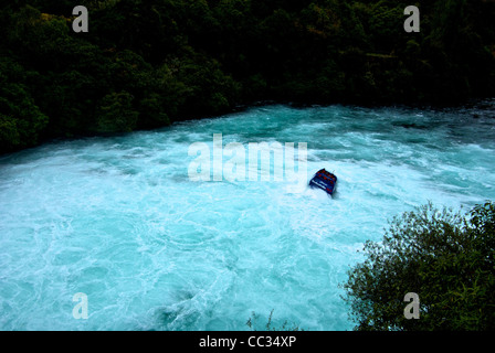 Jet Boat tour vorticoso turbolento spumoso correnti del fiume Waikato sotto Cascate Huka Foto Stock