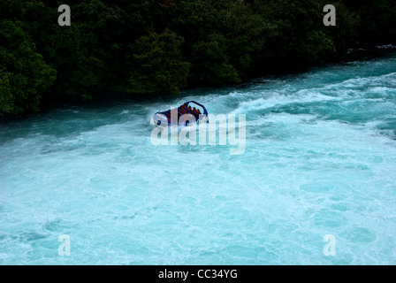 Jet Boat tour vorticoso turbolento spumoso correnti del fiume Waikato sotto Cascate Huka Foto Stock