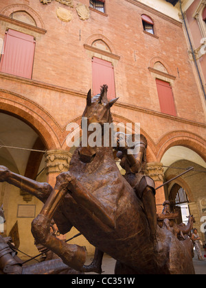 Incredibile display di dimensioni di vita sculture di metallo nella bellissima città di Bologna Italia Foto Stock