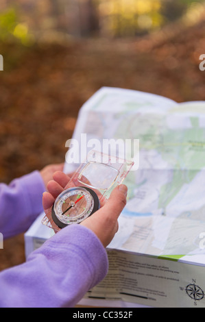 Stati Uniti d'America, New Jersey, Close-up di donna di mani tenendo la bussola e mappa Foto Stock