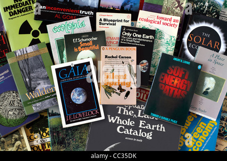 Una selezione di libri su questioni ambientali, compresi alcuni titoli storici che hanno influenzato il movimento verde. Foto Stock