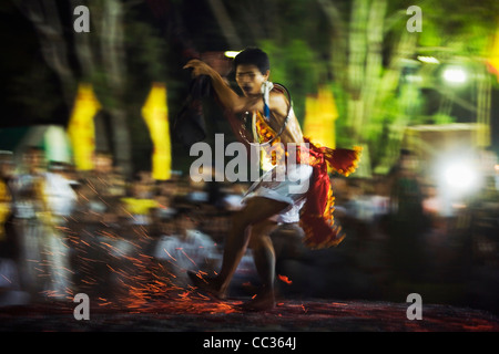 Uomo che cammina attraverso il carbone caldo durante il Phuket Festival vegetariano, Phuket, Ko Phuket, Tailandia Foto Stock