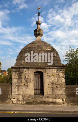 La casa di ciechi o vecchio villaggio di lock up carcere sul ponte a Bradford on Avon Wiltshire Foto Stock