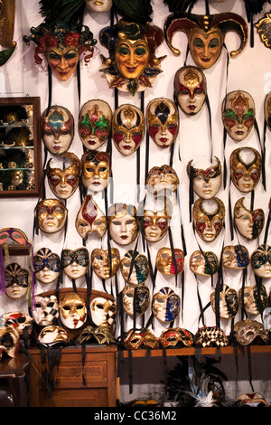 Raccolta di maschere veneziane appeso a una parete, Venezia, Italia Foto Stock