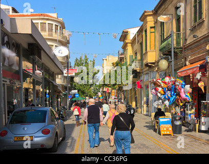 Shopping e visite turistiche nella città vecchia di Nicosia, Cipro Foto Stock
