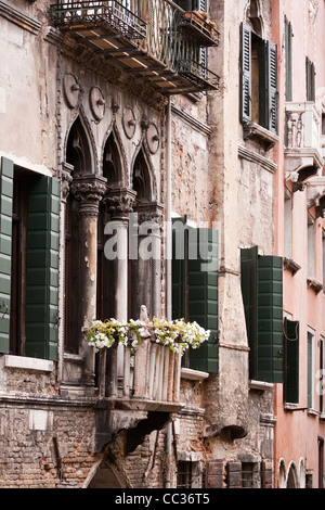 Vista tipica dell'architettura dell'edificio, Venezia, Italia Foto Stock