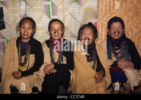 India, Arunachal Pradesh, Ziro Valle, Mida, quattro vecchi tatuati Apatani donne con tatuaggi facciali e tappi di naso Foto Stock