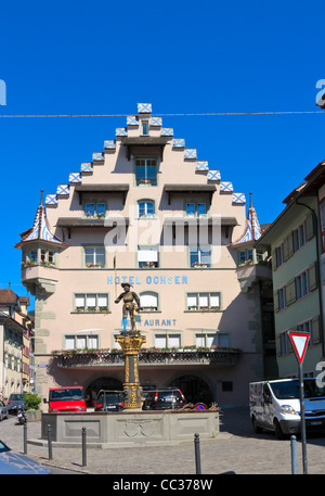 Fontana con la statua di Wolfgang Kolin su Kolin quadrato in Zug, Svizzera Foto Stock