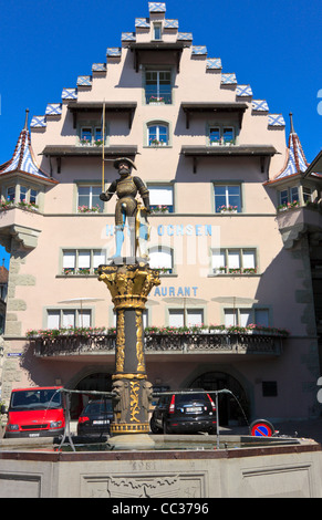 Fontana con la statua di Wolfgang Kolin su Kolin quadrato in Zug, Svizzera Foto Stock