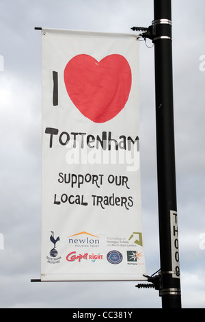 "Io amo Tottenham" campagna banner su una lampada posta sul Tottenham High Road, Tottenham, Londra, Regno Unito. Foto Stock