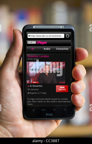 Guardando la BBC News Channel su BBC iPlayer su uno smartphone HTC Foto Stock